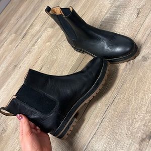 Black leather Madewell Chelsea Boot, Size 8